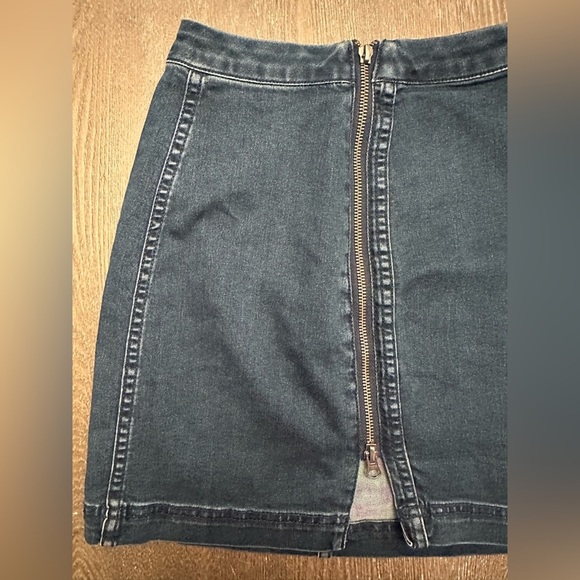 FREE PEOPLE ZIPPER FRONT DENIM MINI SKIRT - Size 2 SKU:295 - Picture 3 of 6